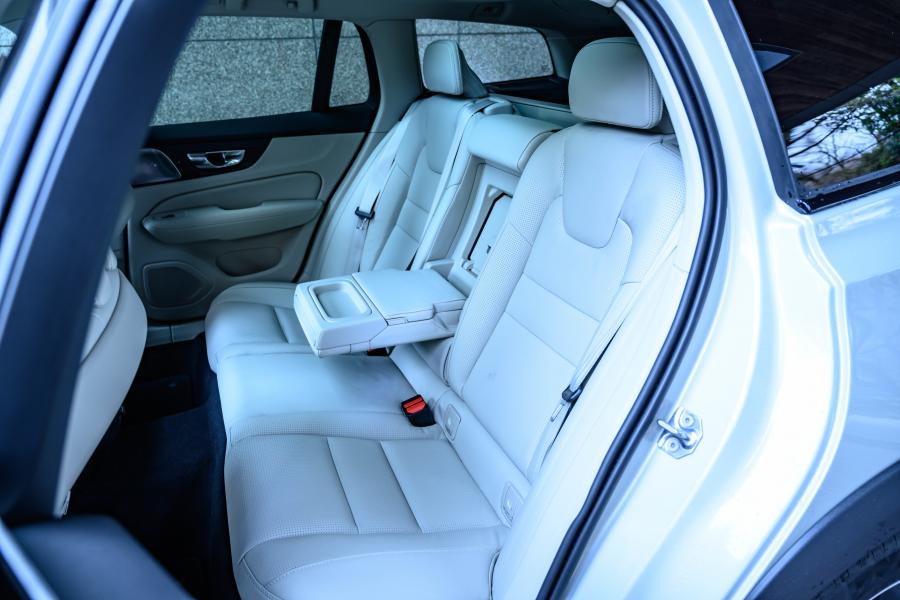 Интерьер Volvo V60 T5 Cross Country 2018 года  (JP) (фото 15 из 18)